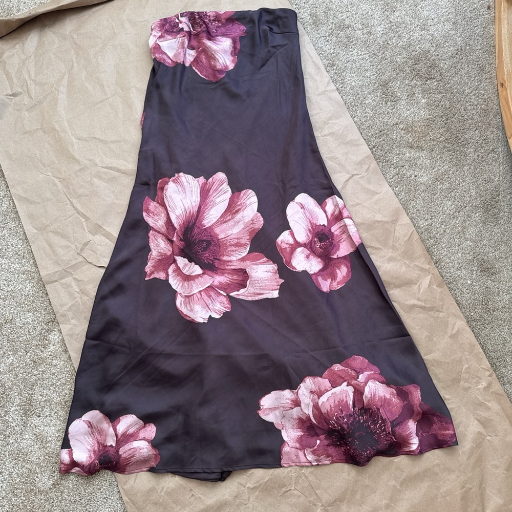 Brown and pink strapless floral maxi dress#floralskirt
Medium 
New with Tags